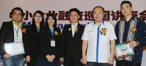 李志亮（右三）与主办单位代表者合照。左起蓝凯奕、徐子绫、施碧珊；右一起黄奕铭、符策勤。（图：星洲日报）